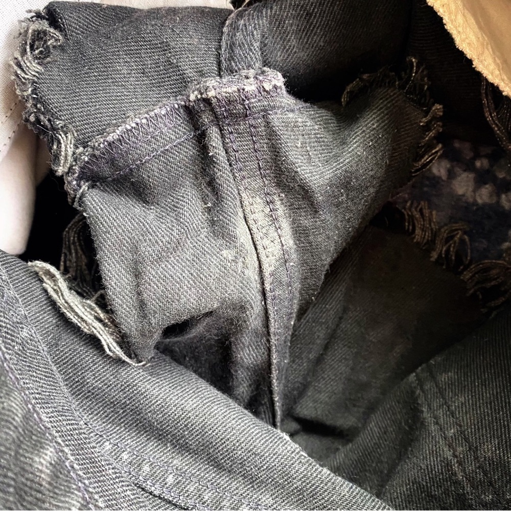 🖤 EDGY BLACK DISTRESSED DENIM SHORTS! - Picture 12 of 13